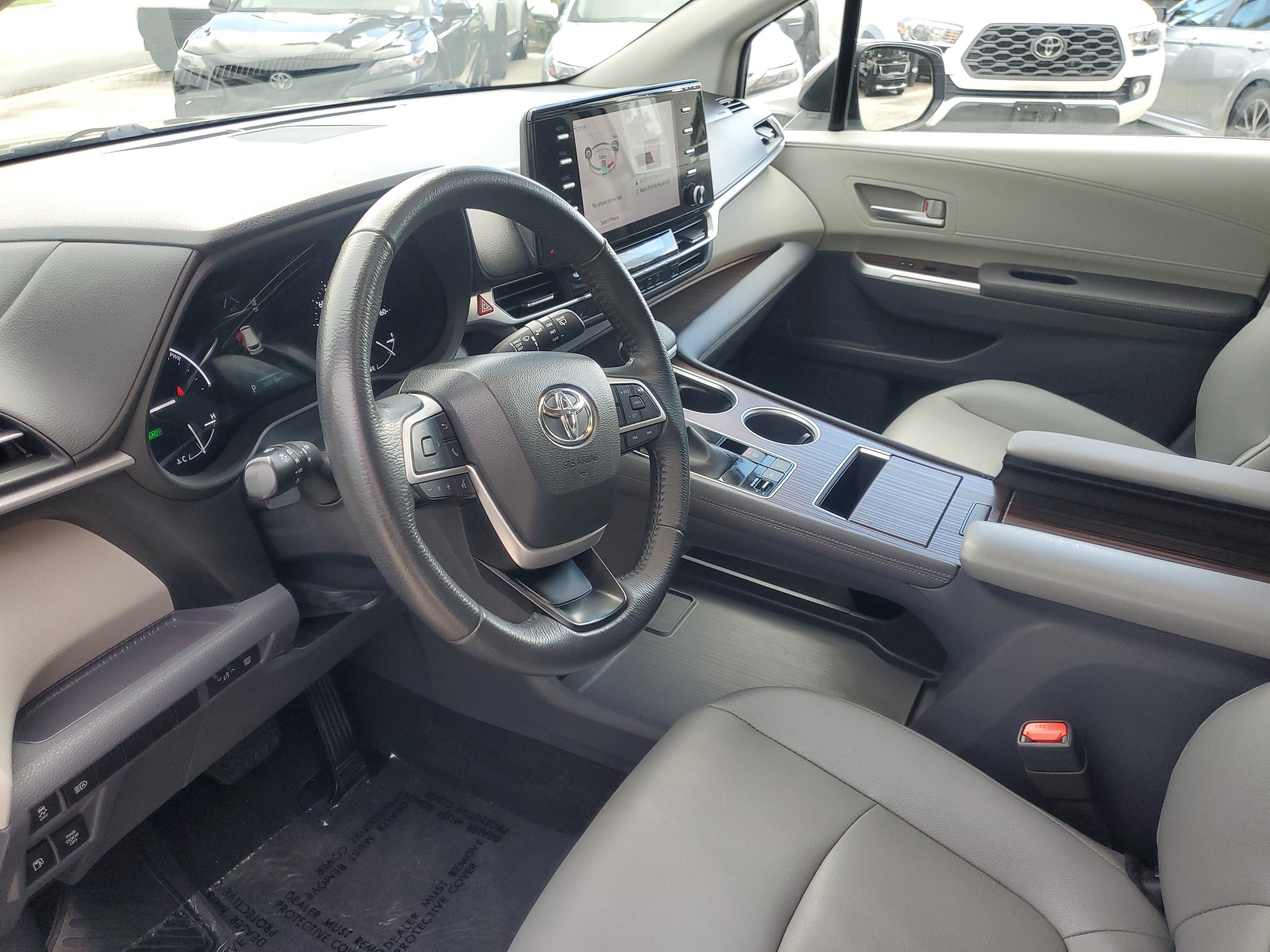 Used 2023 Toyota Sienna XLE image 18