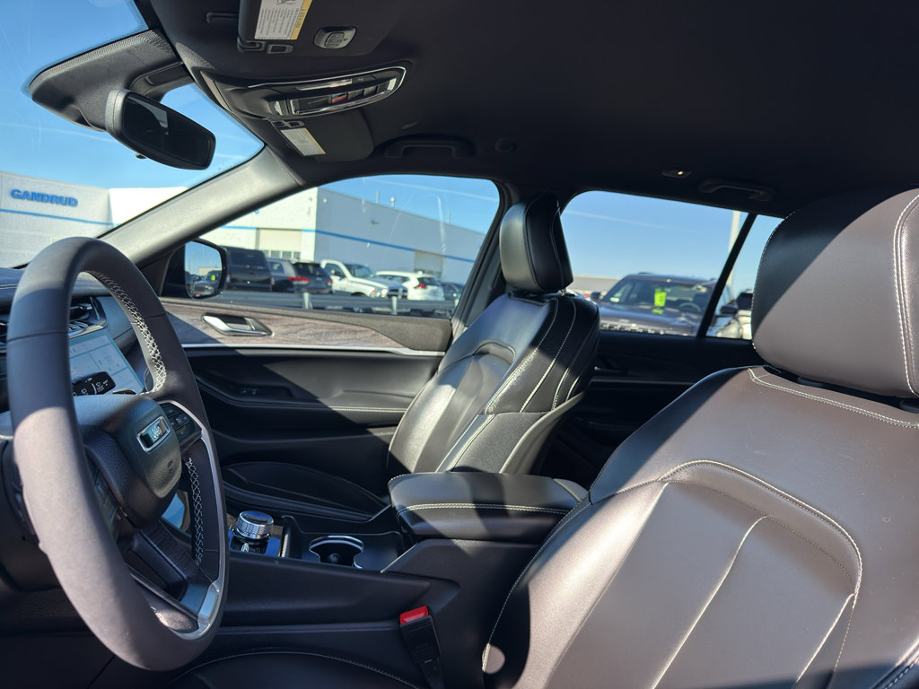 Used 2024 Jeep Grand Cherokee Limited w/ Black Appearance Package image 27