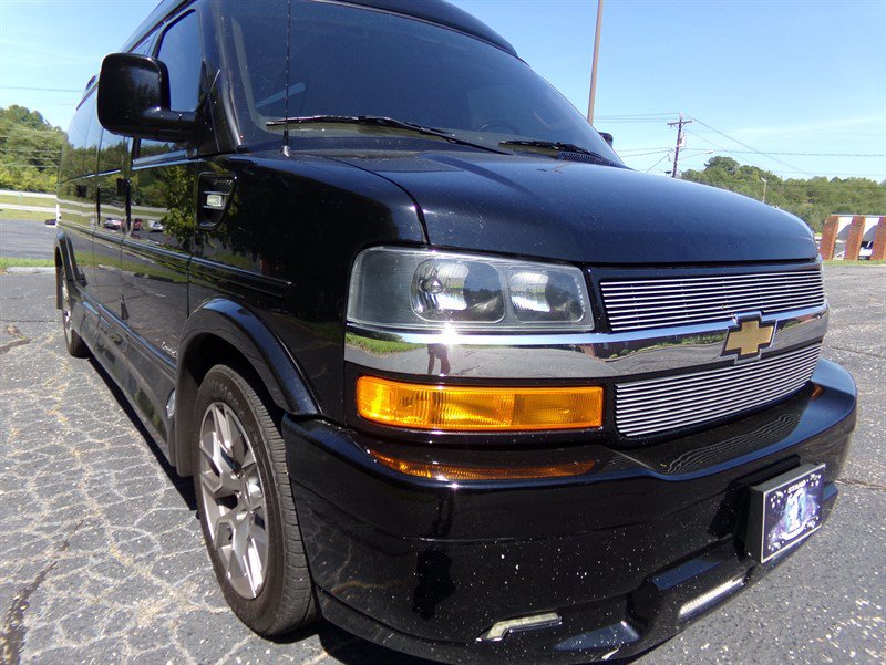 Used 2022 Chevrolet Express 2500 Extended RWD image 4