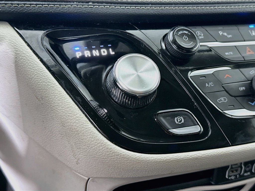 Used 2024 Chrysler Pacifica Touring-L AWD/4WD image 10