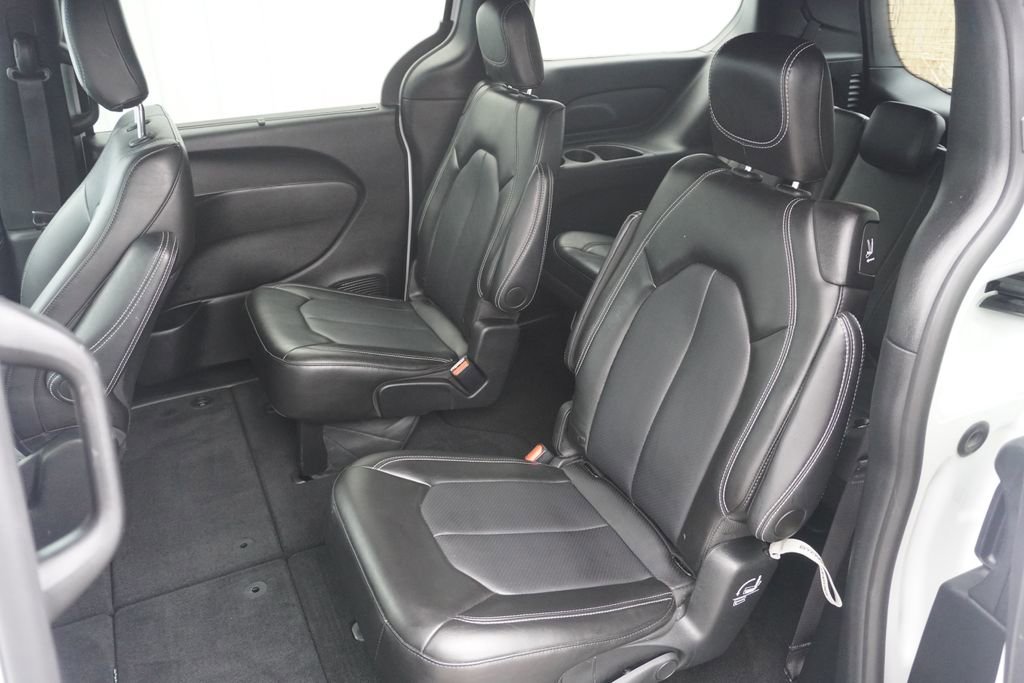 Used 2025 Chrysler Pacifica Select image 12