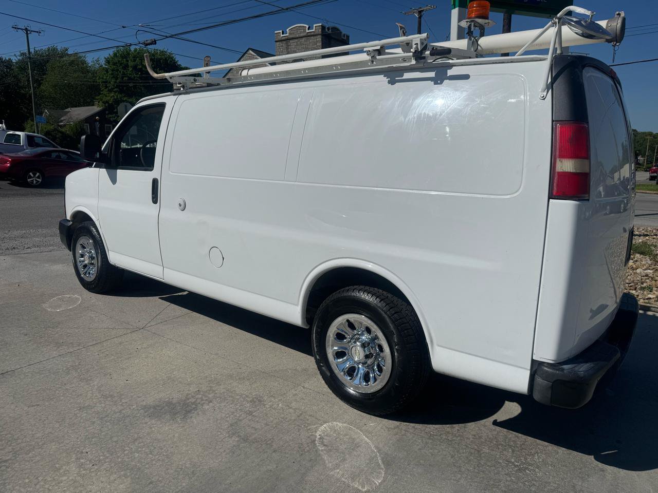 Used 2010 Chevrolet Express 1500 RWD image 3