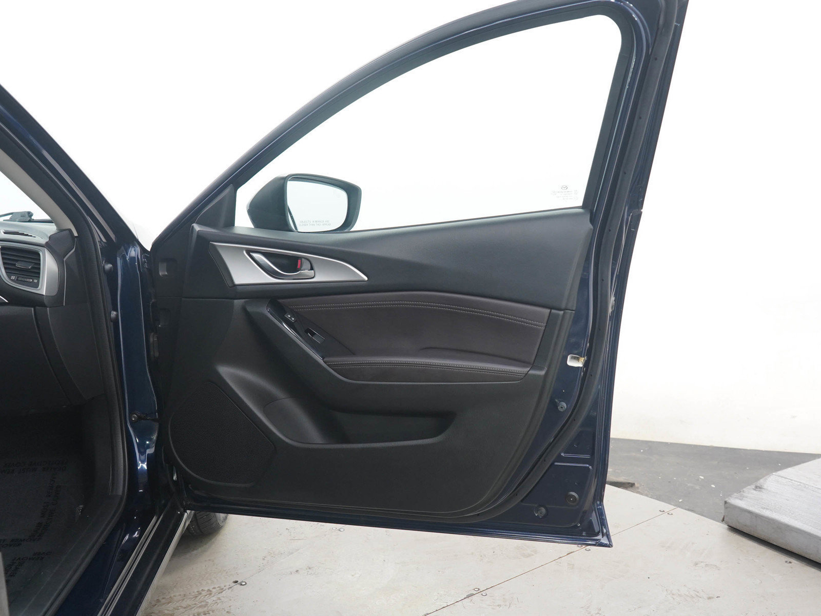 Used 2017 MAZDA MAZDA3 Touring FWD image 9