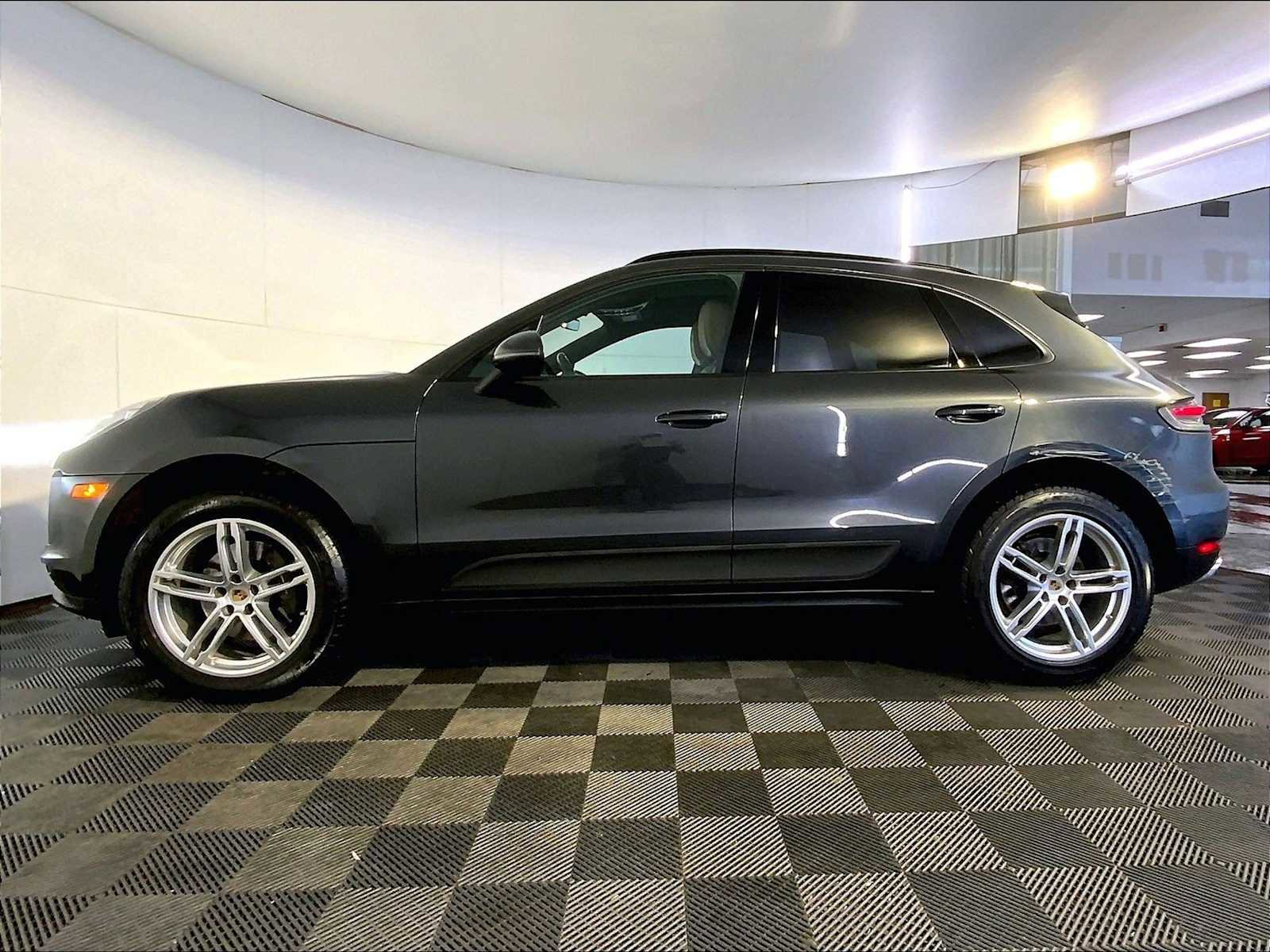 Certified 2020 Porsche Macan AWD/4WD image 2
