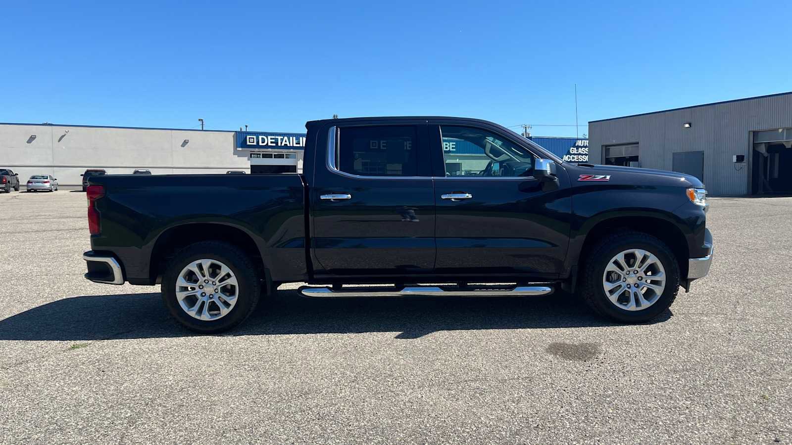 Used 2022 Chevrolet Silverado 1500 LTZ w/ LTZ Premium Package AWD/4WD image 3