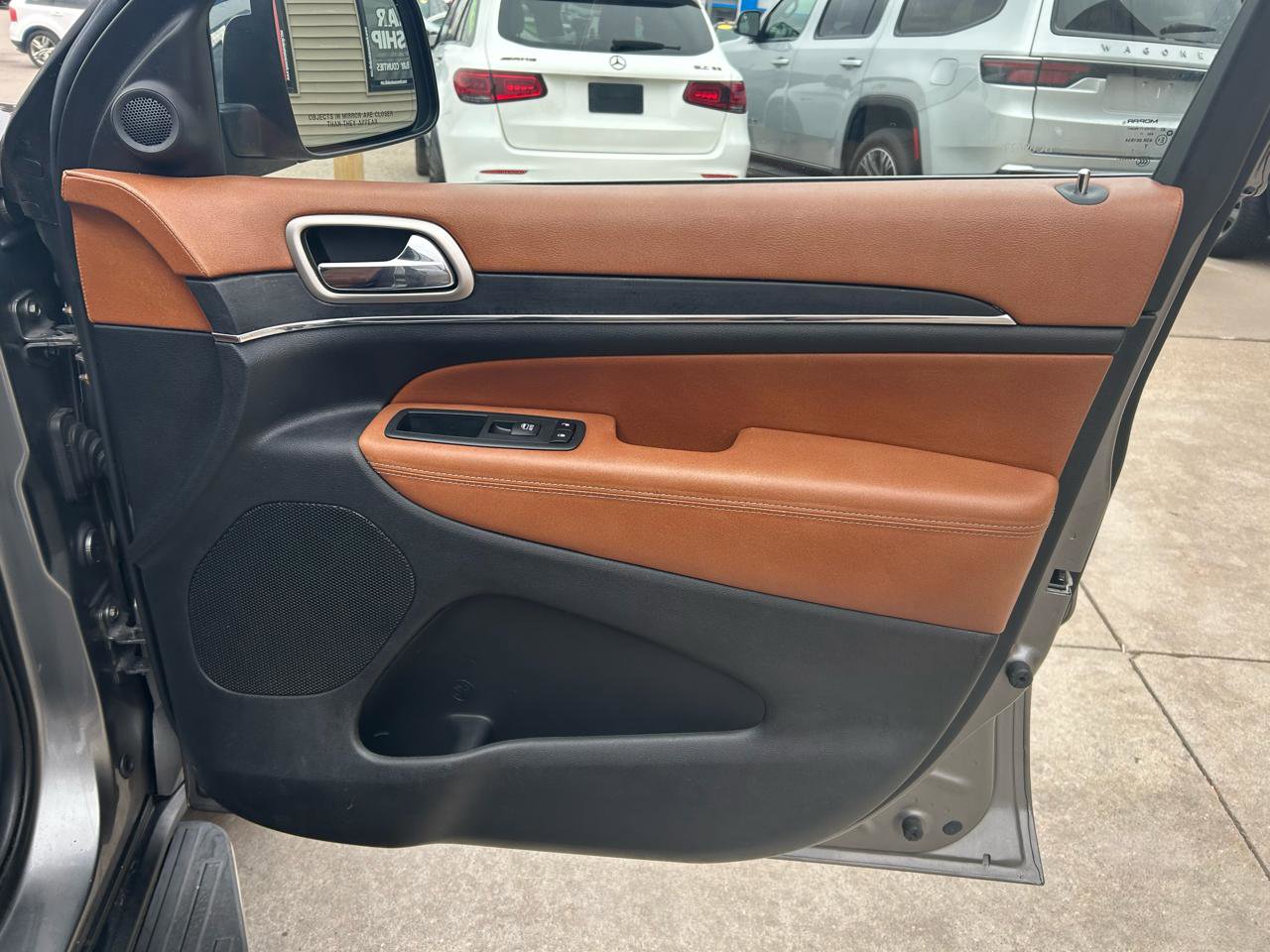 Used 2011 Jeep Grand Cherokee Overland Summit image 16