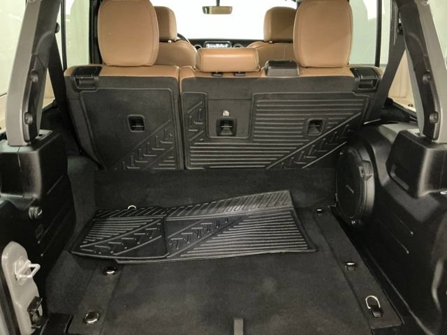 Used 2022 Jeep Wrangler Unlimited Sahara w/ Cold Weather Group AWD/4WD image 18