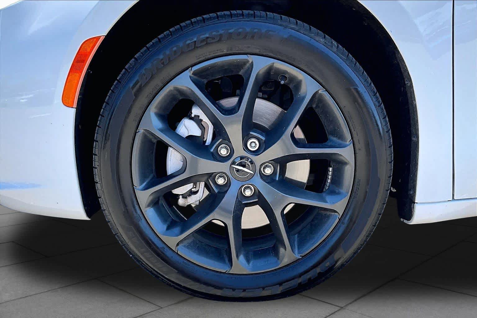 Used 2021 Chrysler Pacifica Limited AWD/4WD image 10
