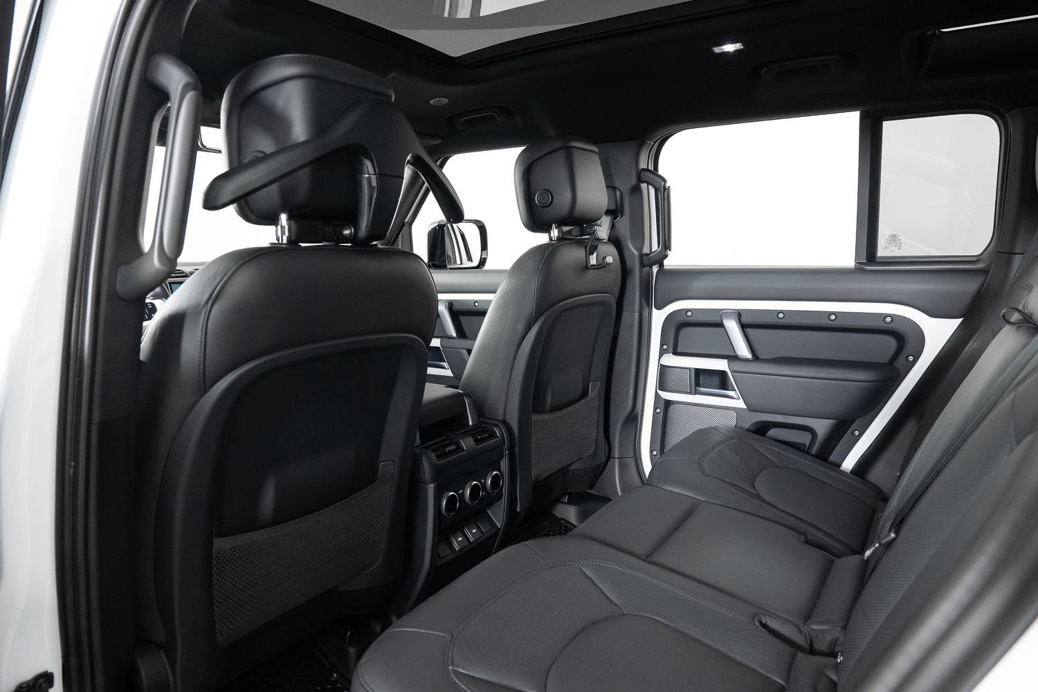 Used 2024 Land Rover Defender 110 SE AWD/4WD image 18