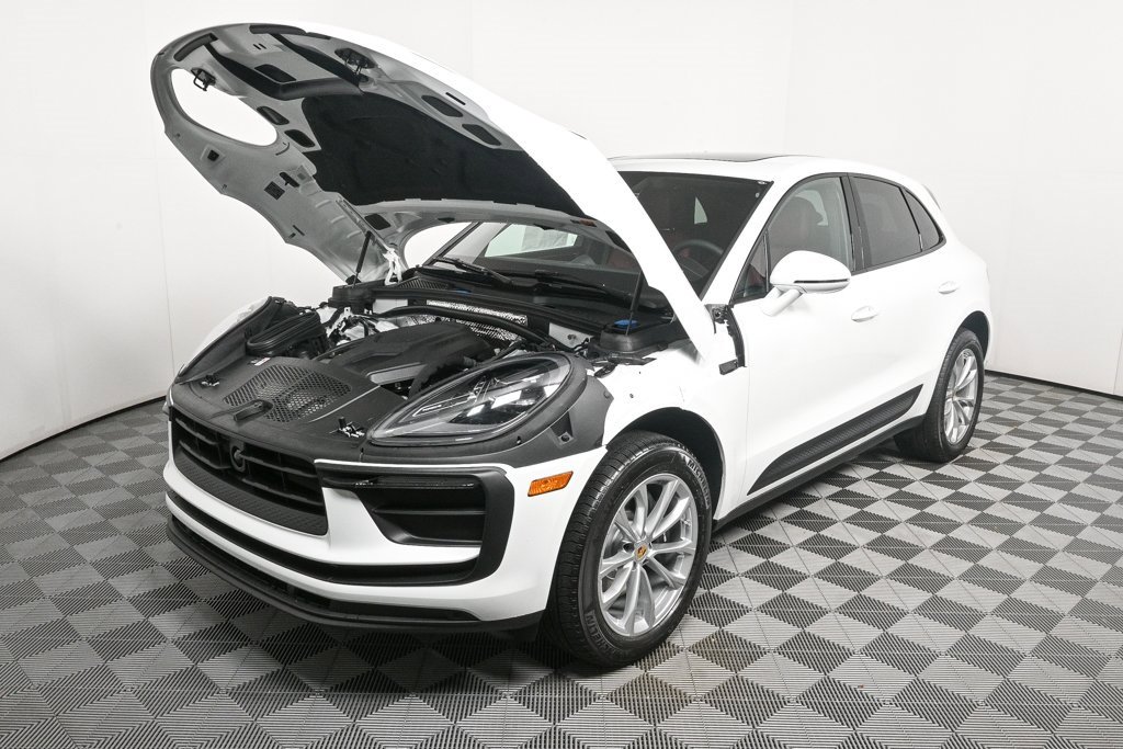 Certified 2025 Porsche Macan image 33