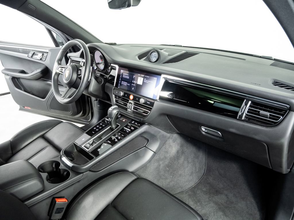 Certified 2025 Porsche Macan image 25