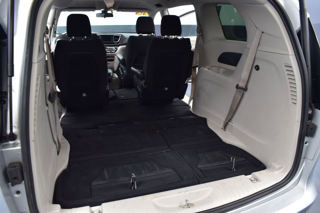 Used 2022 Chrysler Voyager LX FWD image 21