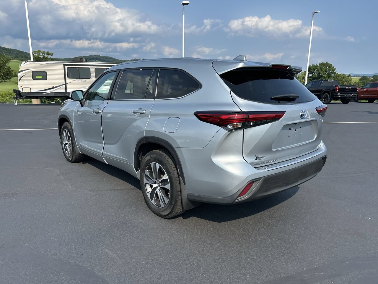 Used 2021 Toyota Highlander XLE w/ Protection Package #3 (TMS) AWD/4WD image 5
