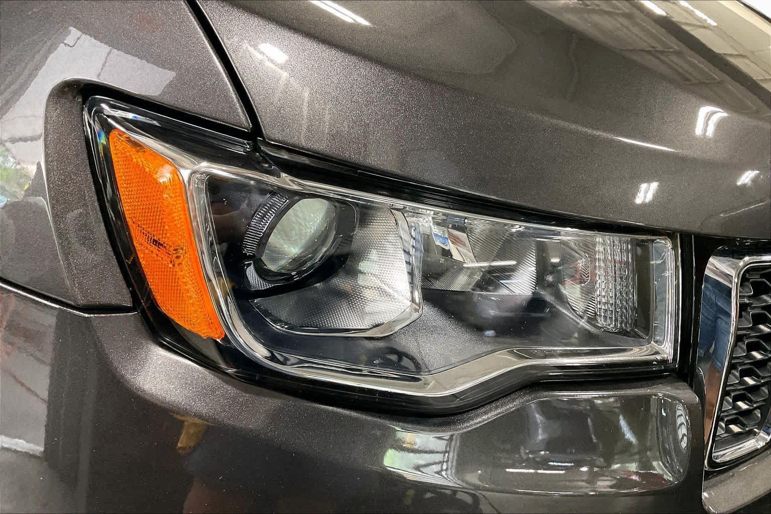 Used 2021 Jeep Grand Cherokee Laredo AWD/4WD image 27