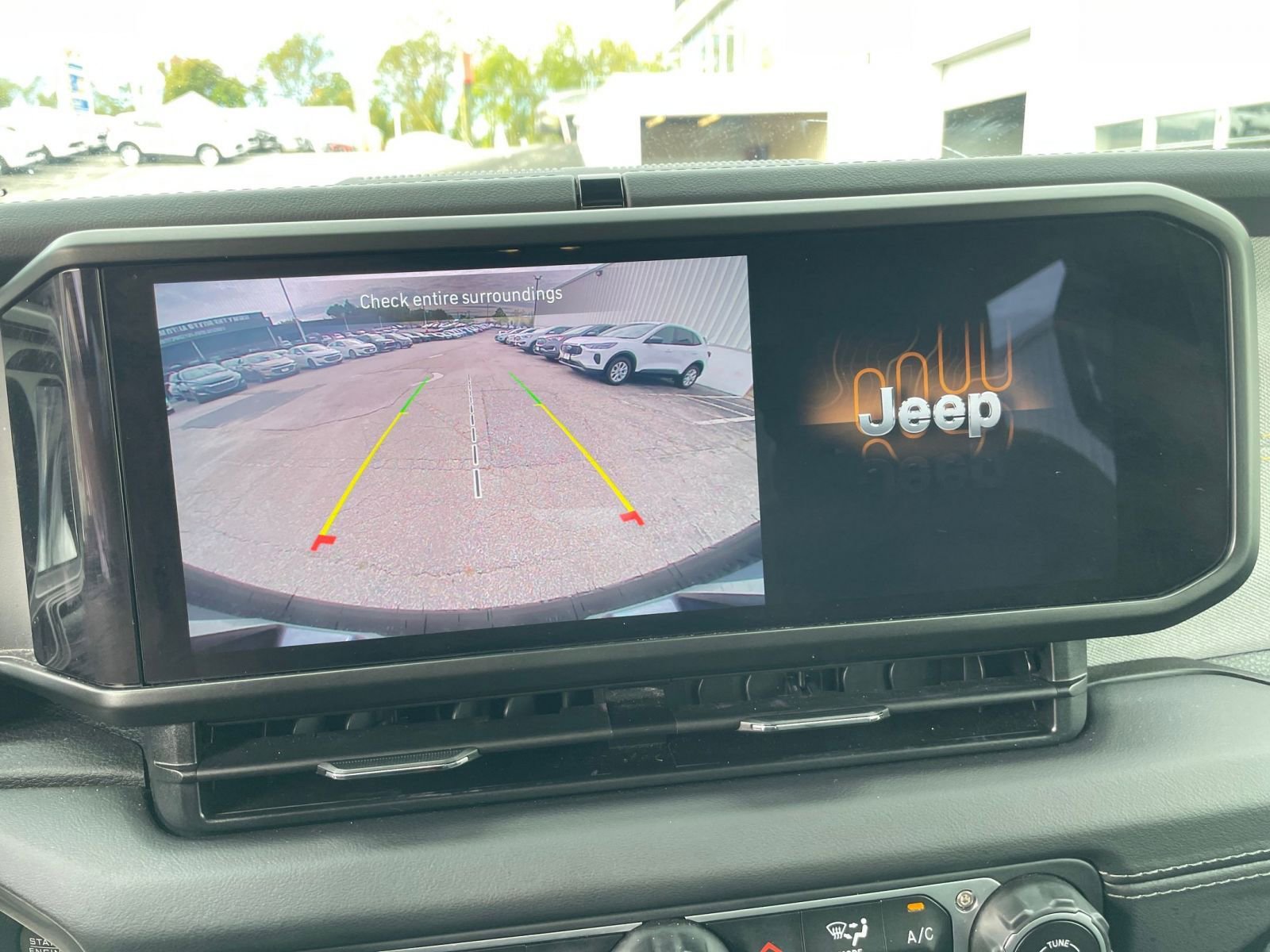 Used 2025 Jeep Wrangler Sahara image 17