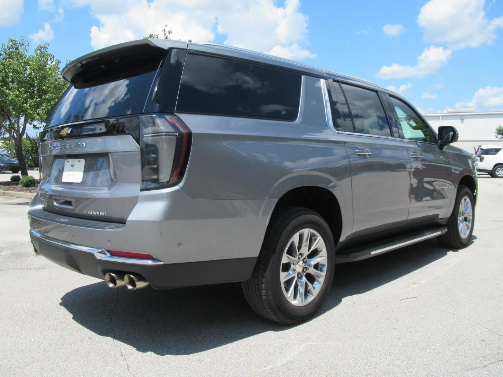 Used 2026 Chevrolet Suburban Premier AWD/4WD image 7