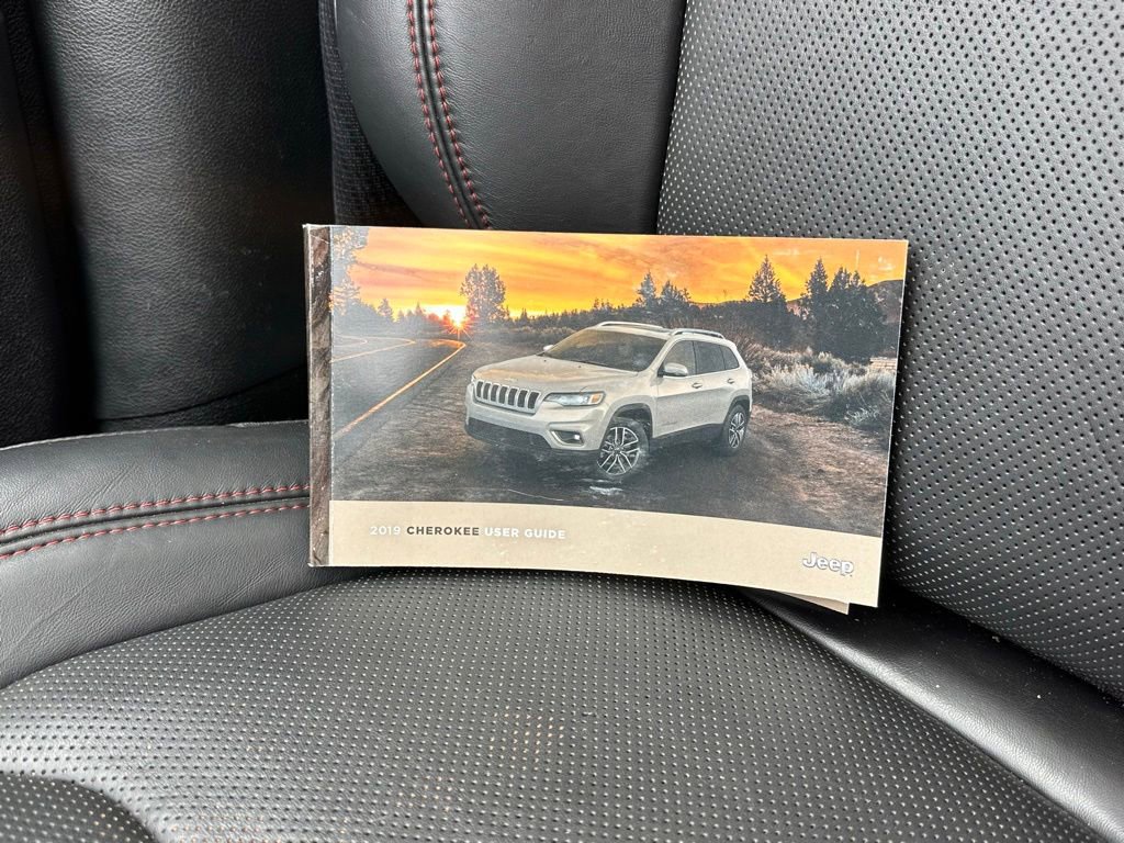 Used 2019 Jeep Cherokee Trailhawk AWD/4WD image 38