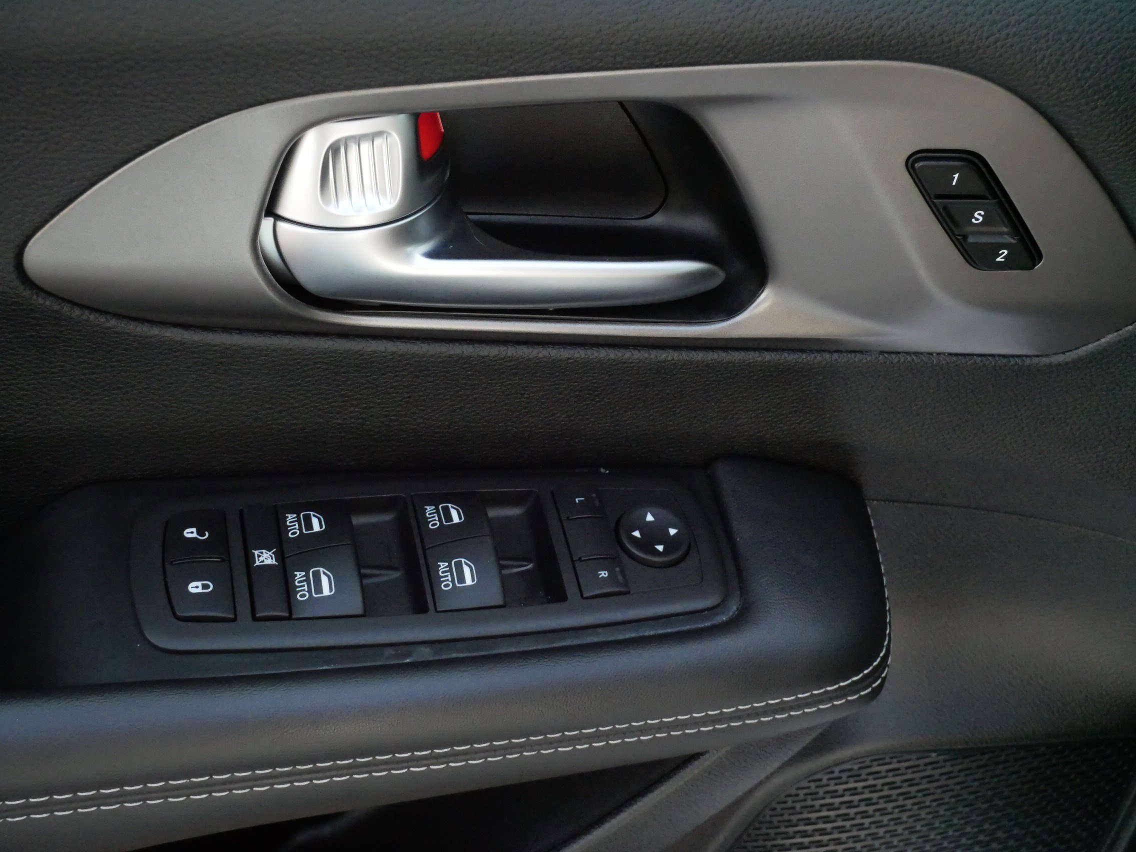 Used 2025 Chrysler Pacifica Select w/ Uconnect Theater Family Group image 19