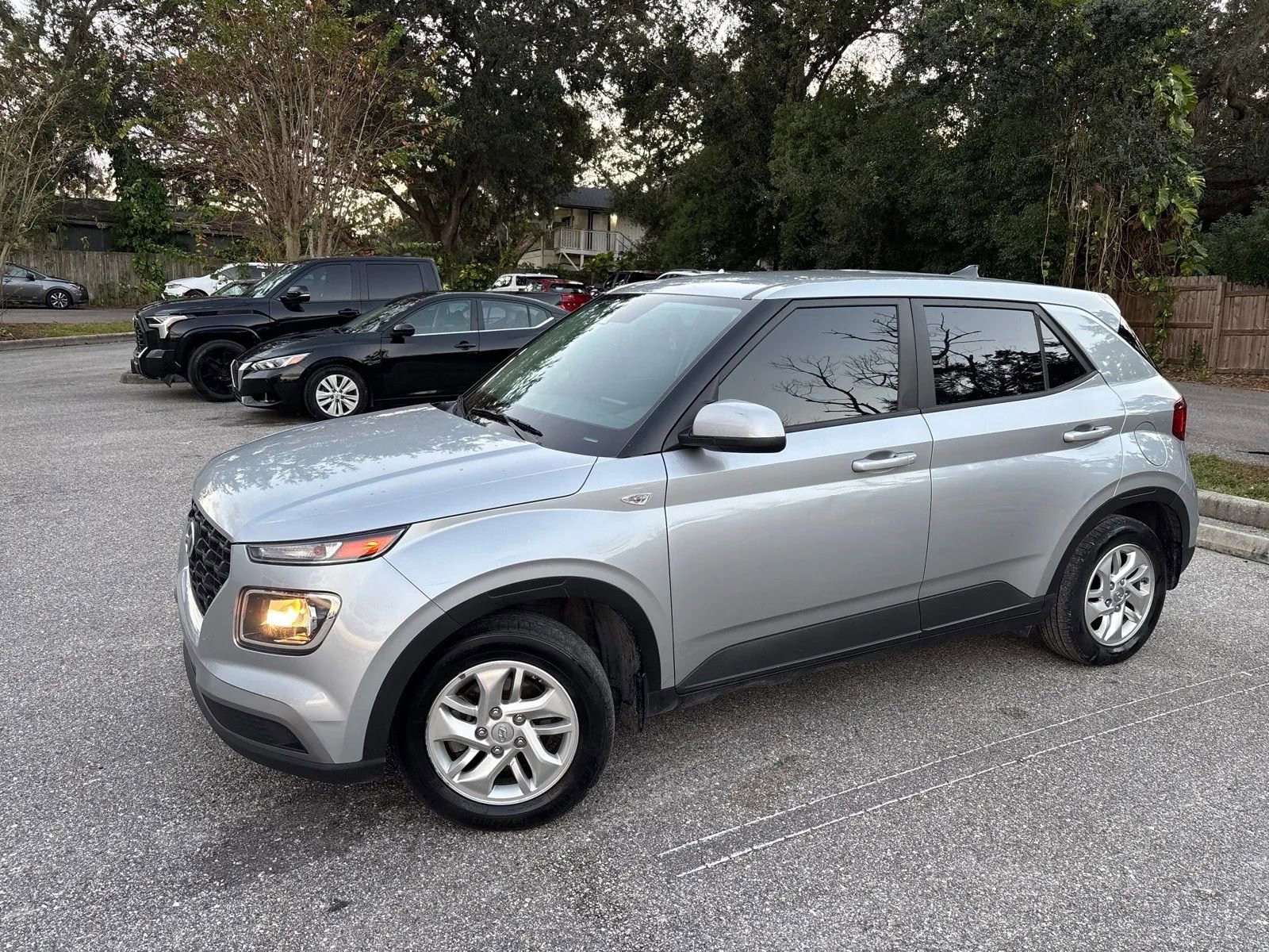 Used 2022 Hyundai Venue SE FWD image 3