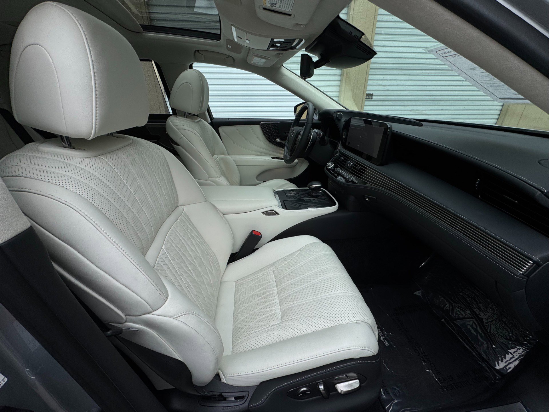 Used 2023 Lexus LS 500h AWD w/ Luxury Package image 34