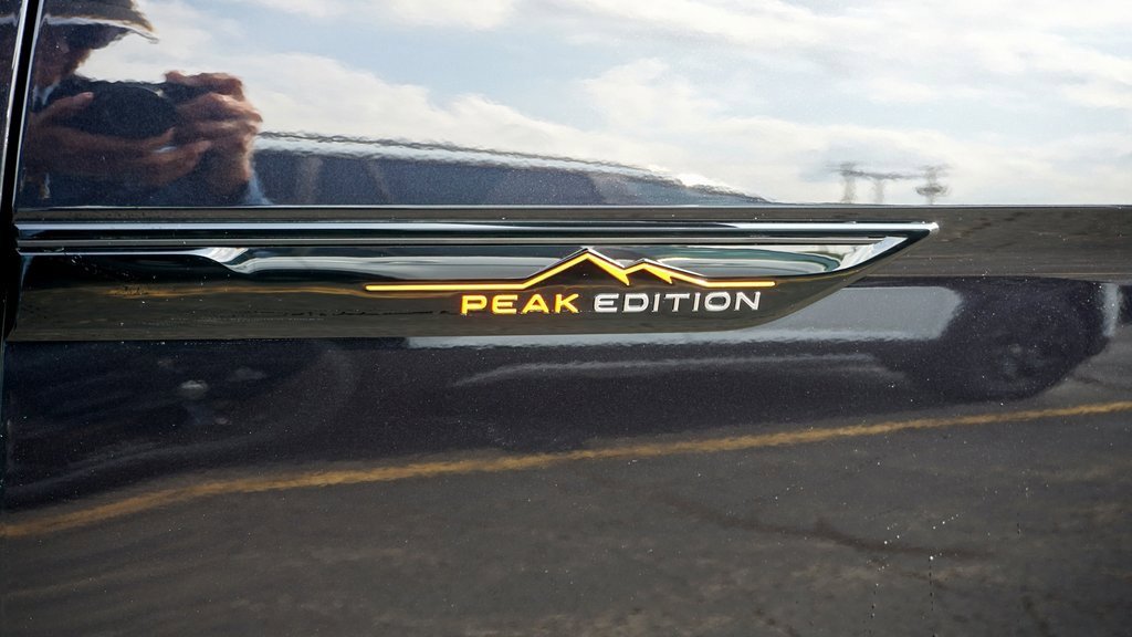 New 2025 Volkswagen Atlas Peak Edition SE image 3
