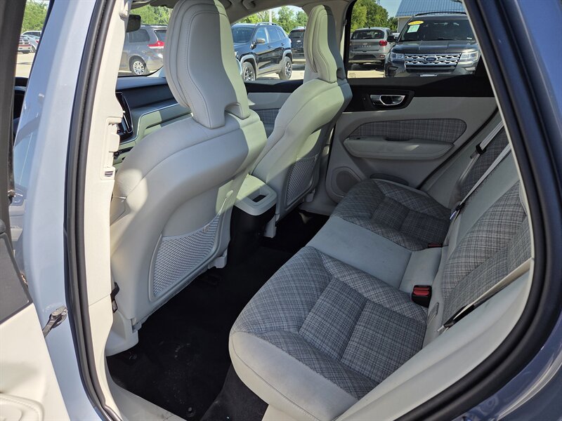 Used 2022 Volvo XC60 B5 Momentum AWD/4WD image 11