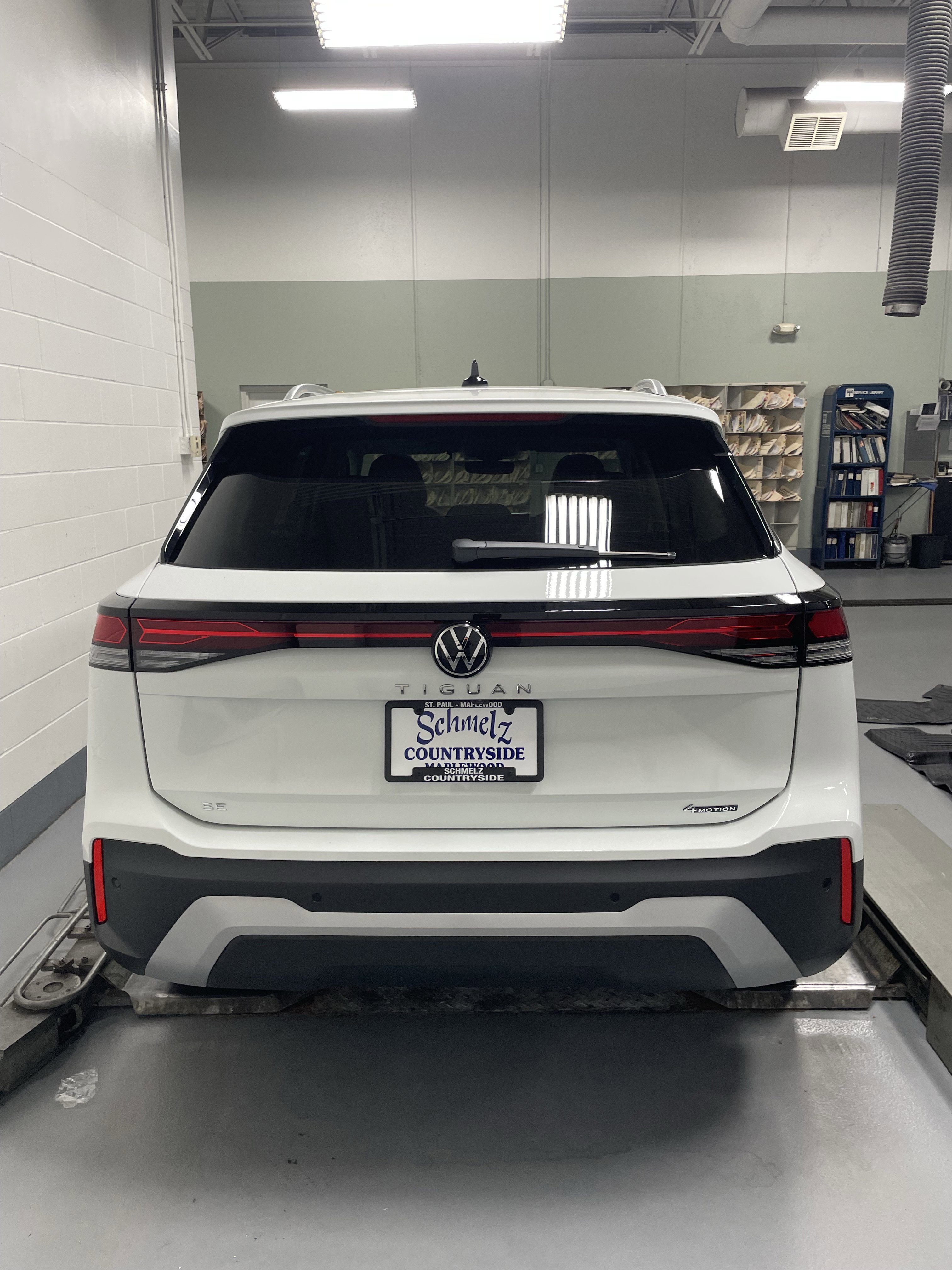 New 2025 Volkswagen Tiguan SE image 3