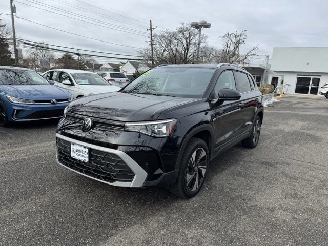 Used 2025 Volkswagen Taos SE w/ Panoramic Sunroof Package AWD/4WD image 9