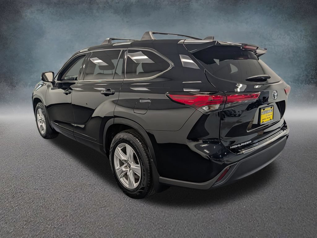 Used 2022 Toyota Highlander LE AWD/4WD image 6
