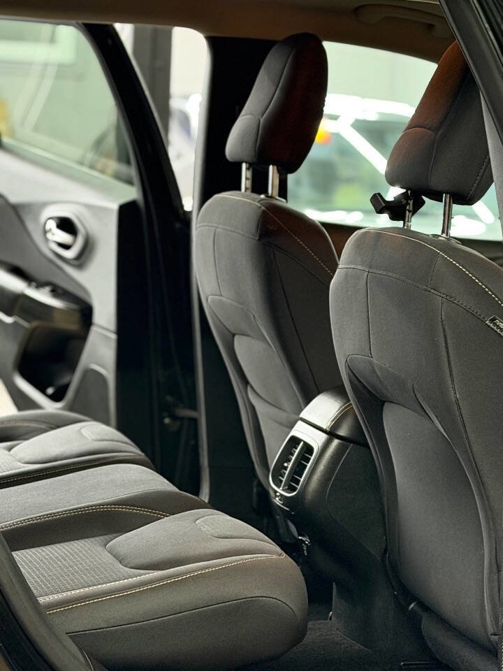 Used 2015 Jeep Cherokee Latitude image 9