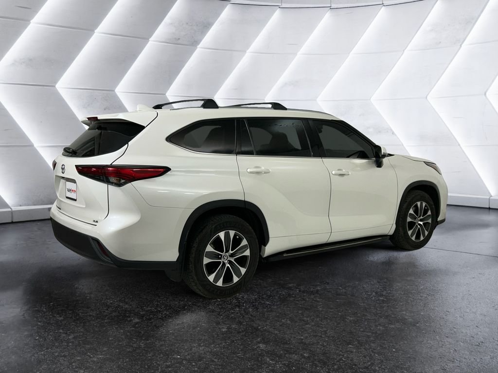 Used 2021 Toyota Highlander XLE FWD image 4