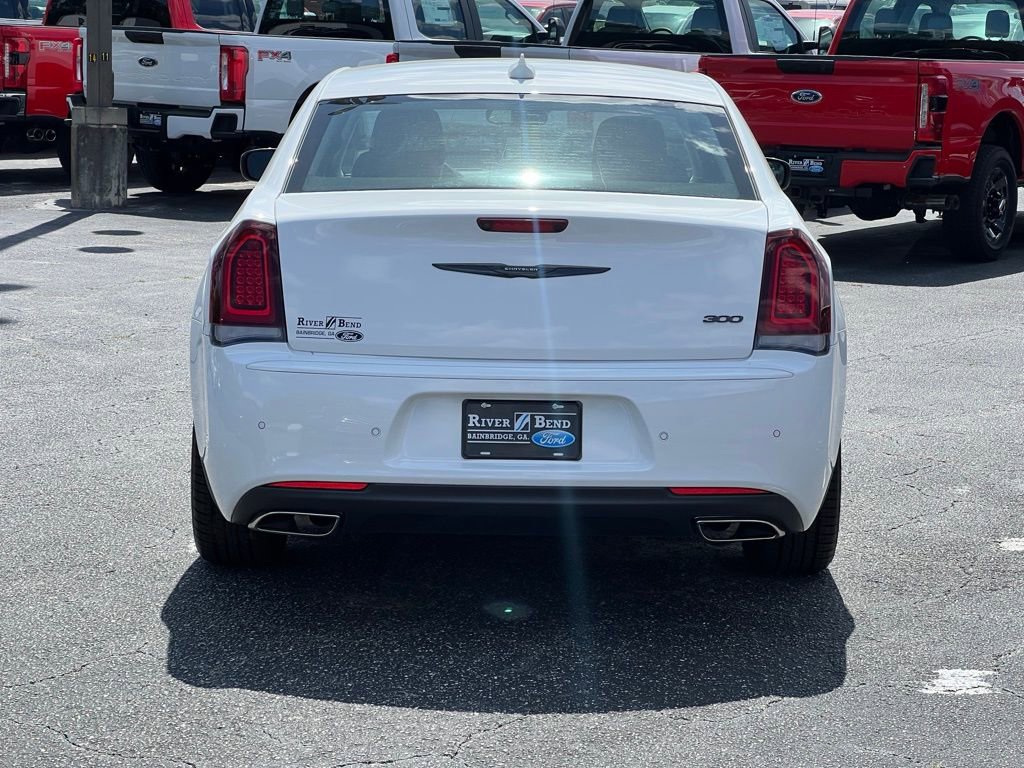 Used 2023 Chrysler 300 Touring w/ Safetytec Plus Group image 4