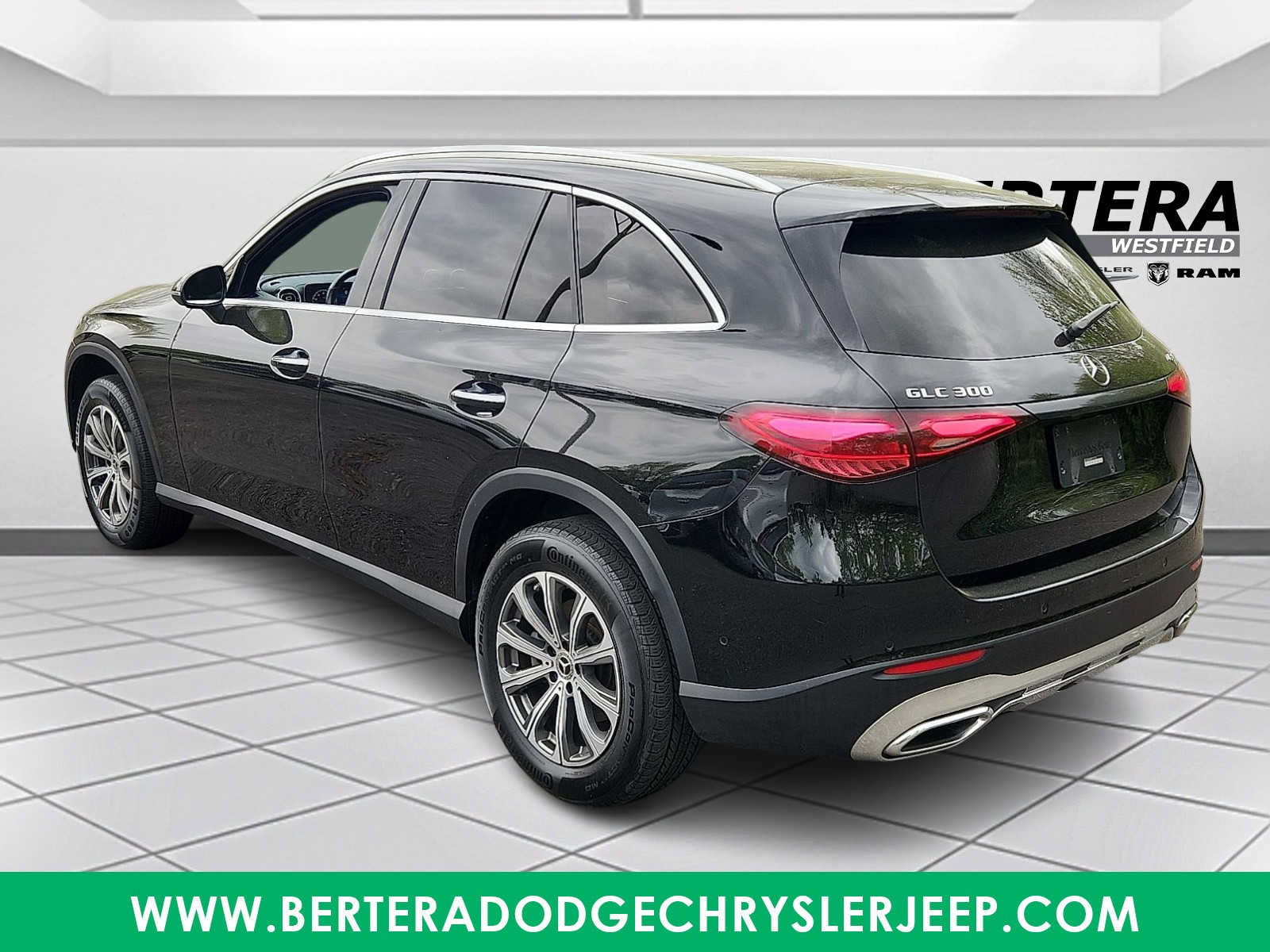 Used 2024 Mercedes-Benz GLC 300 4MATIC image 4