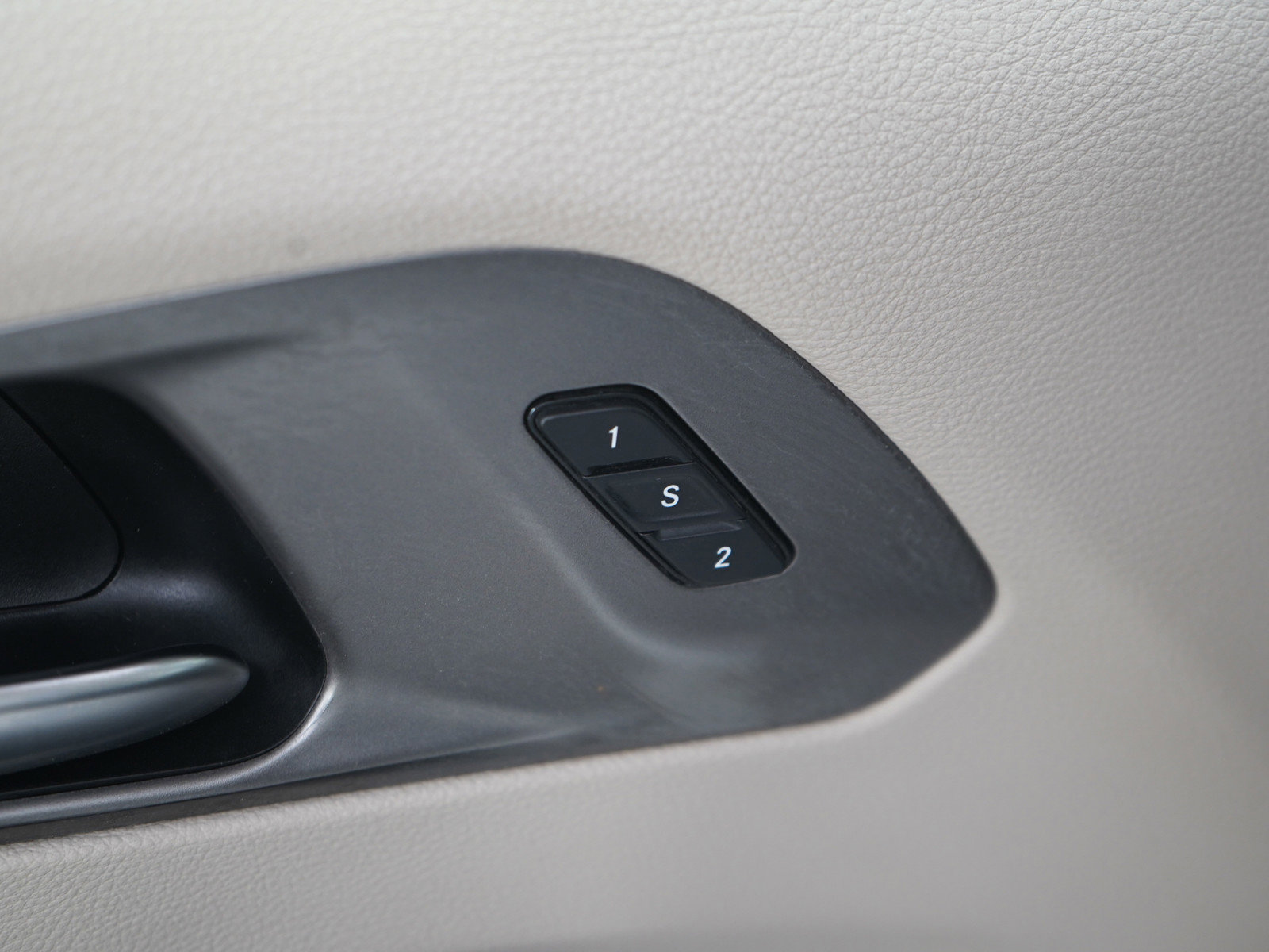 Used 2022 Chrysler Pacifica Touring-L w/ Uconnect Theater Family Group FWD image 26