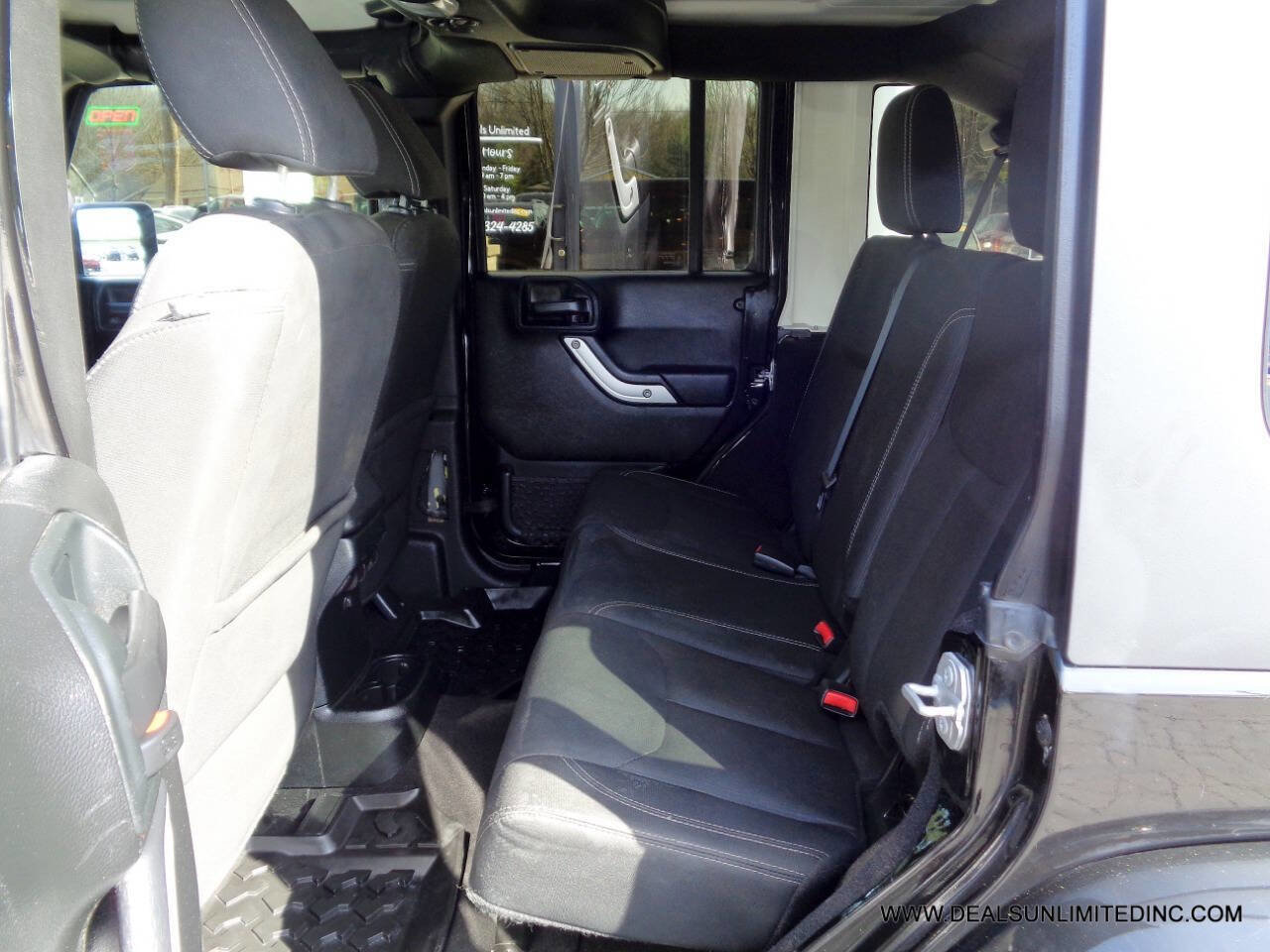 Used 2018 Jeep Wrangler Unlimited Sahara image 13