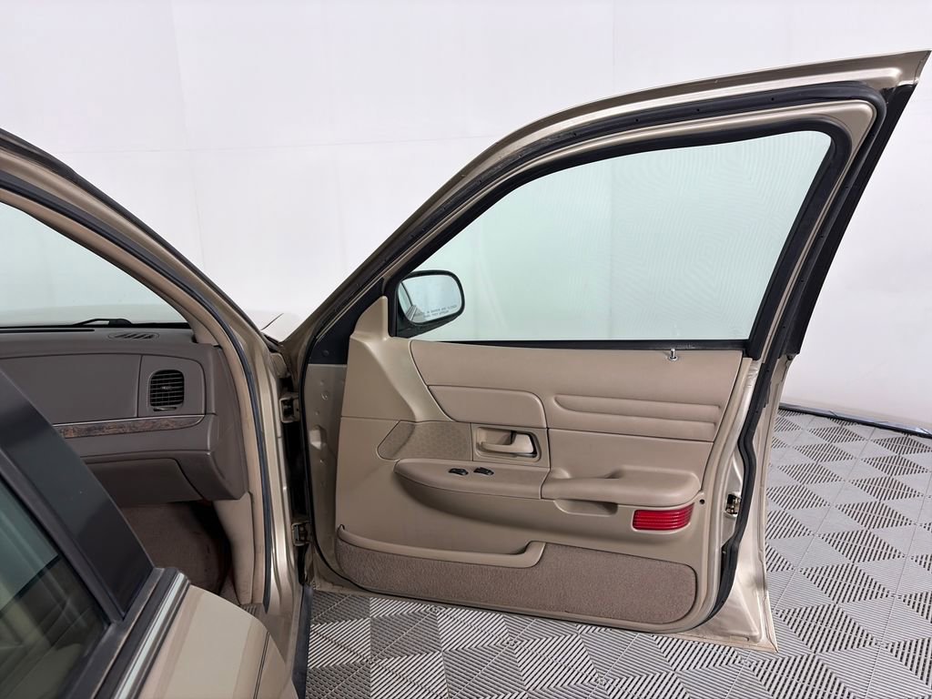 Used 1999 Ford Crown Victoria RWD image 26