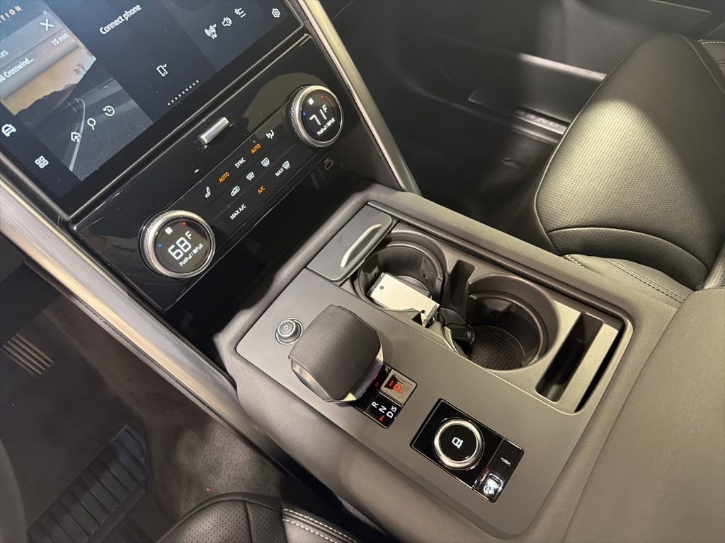 Used 2025 Land Rover Discovery S image 17