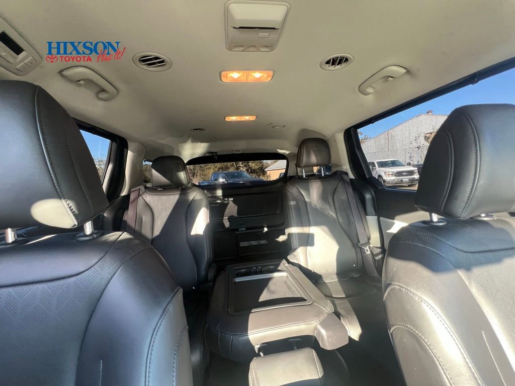 Used 2024 Kia Carnival EX image 8