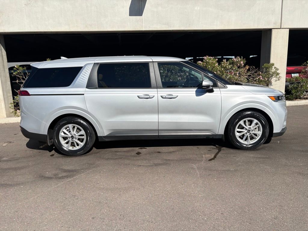 Used 2022 Kia Carnival LX image 3