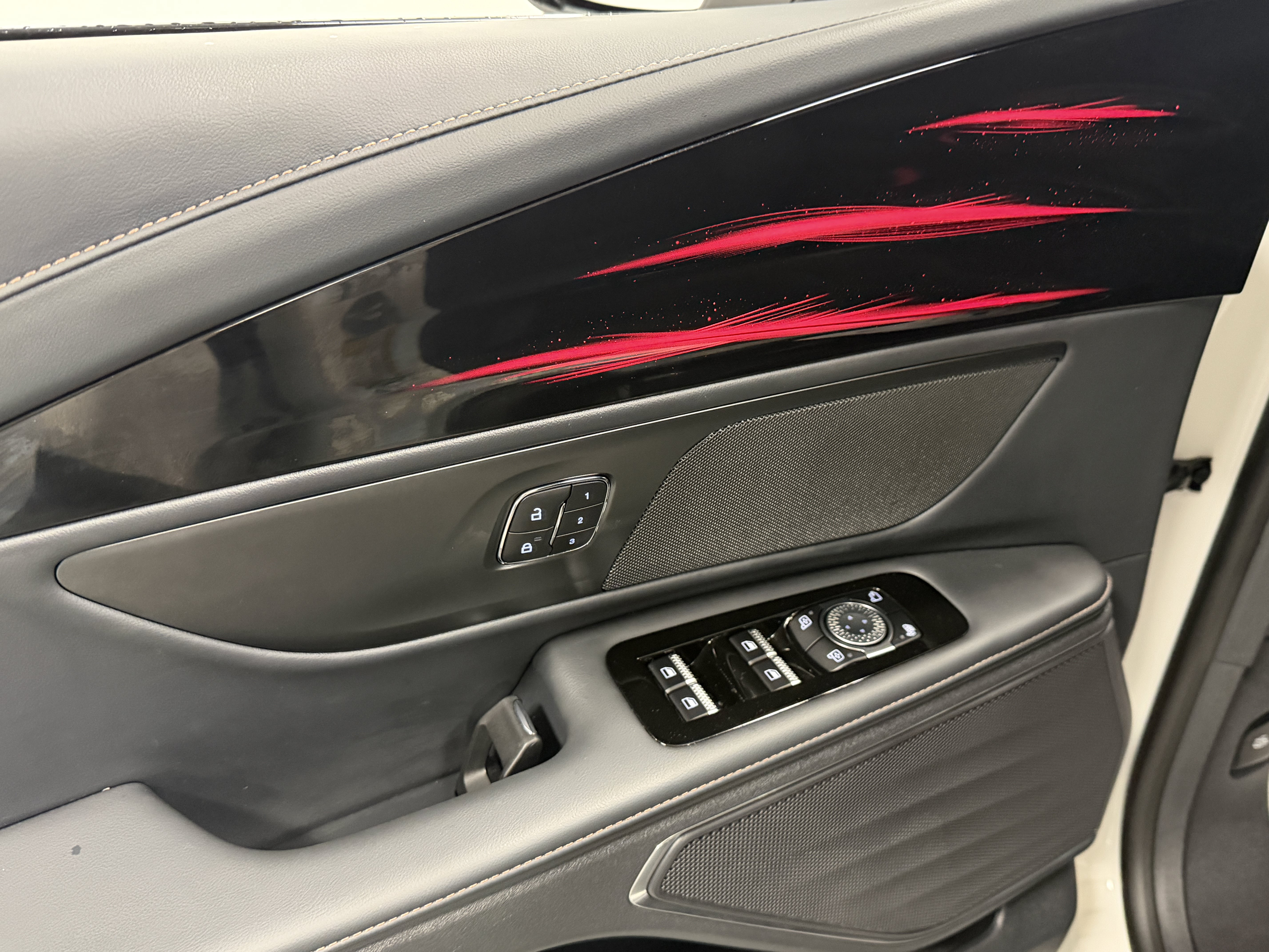 Used 2025 Lincoln Nautilus Premier w/ Jet Appearance Package AWD/4WD image 18