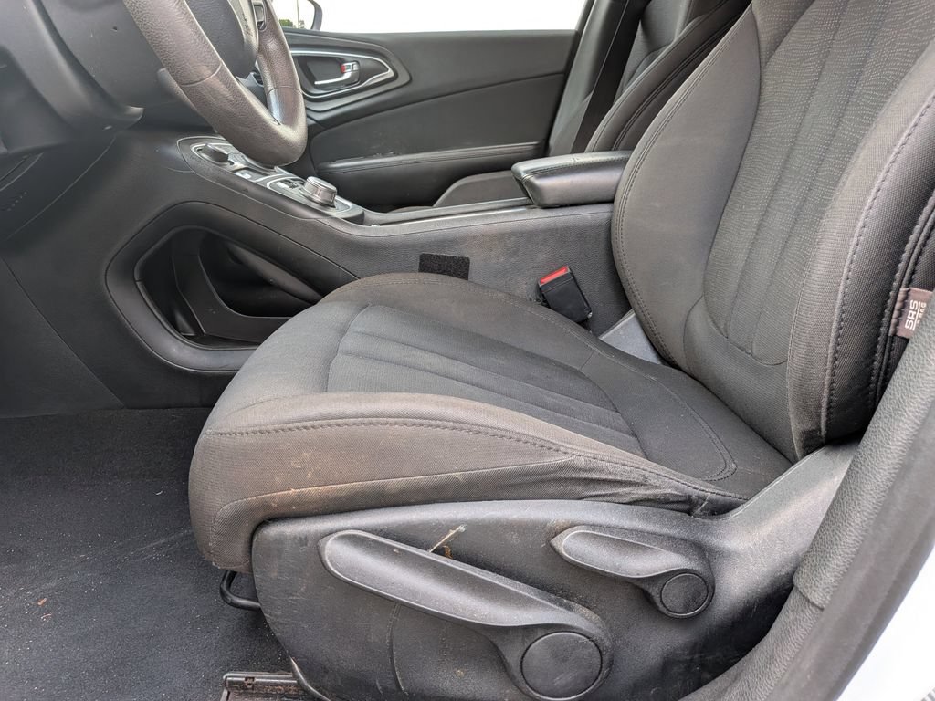 Used 2016 Chrysler 200 Limited FWD image 9