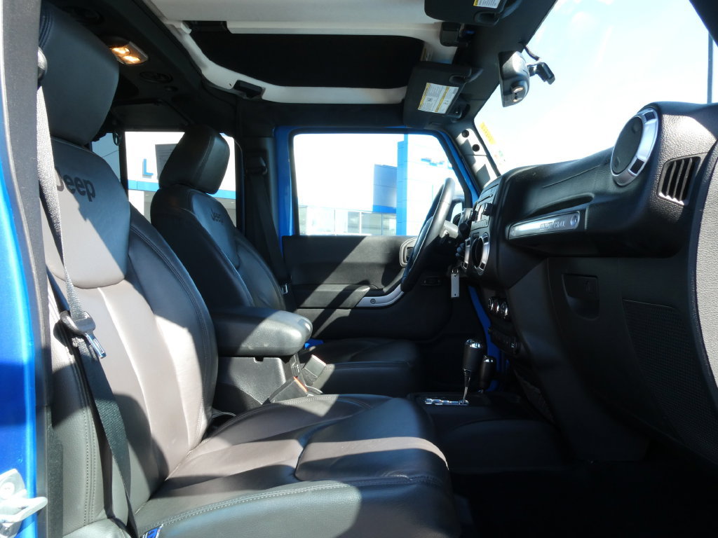 Used 2015 Jeep Wrangler Unlimited Sahara w/ Dual Top Group AWD/4WD image 13