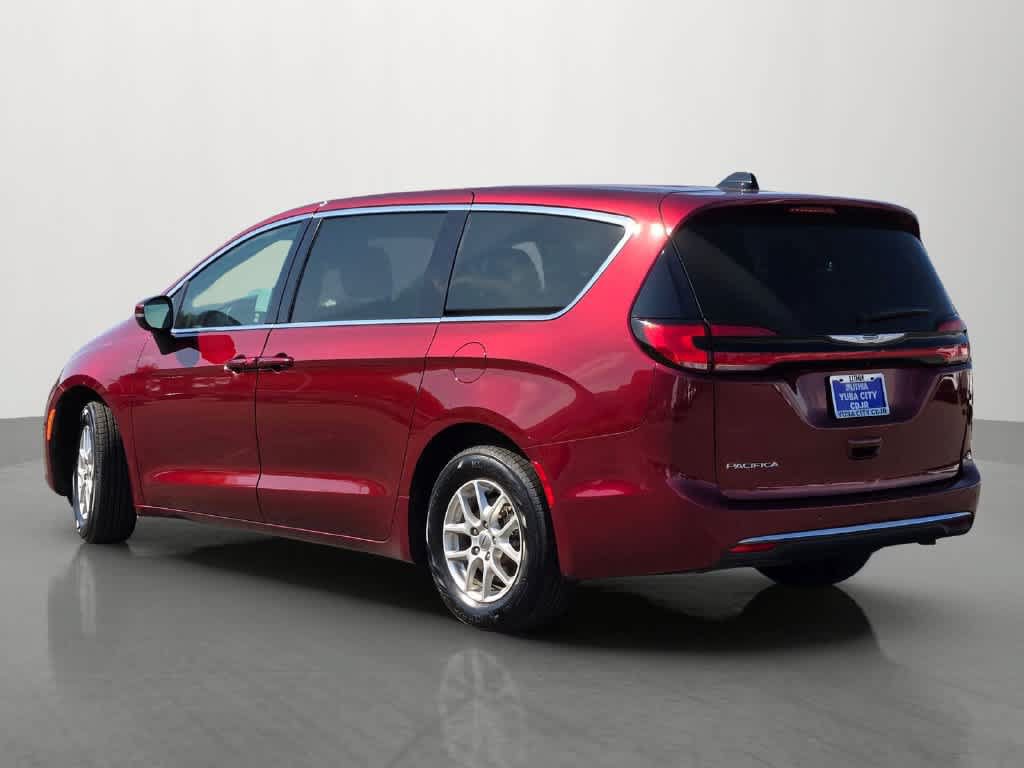 Used 2023 Chrysler Pacifica Touring-L FWD image 4