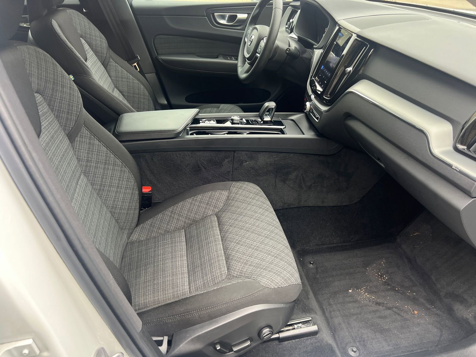 Used 2024 Volvo XC60 B5 Core w/ Protection Package Premier AWD/4WD image 14