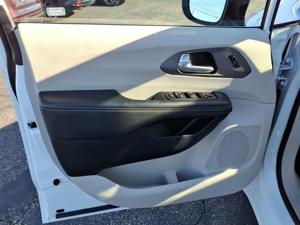 Used 2024 Chrysler Pacifica Touring-L image 18