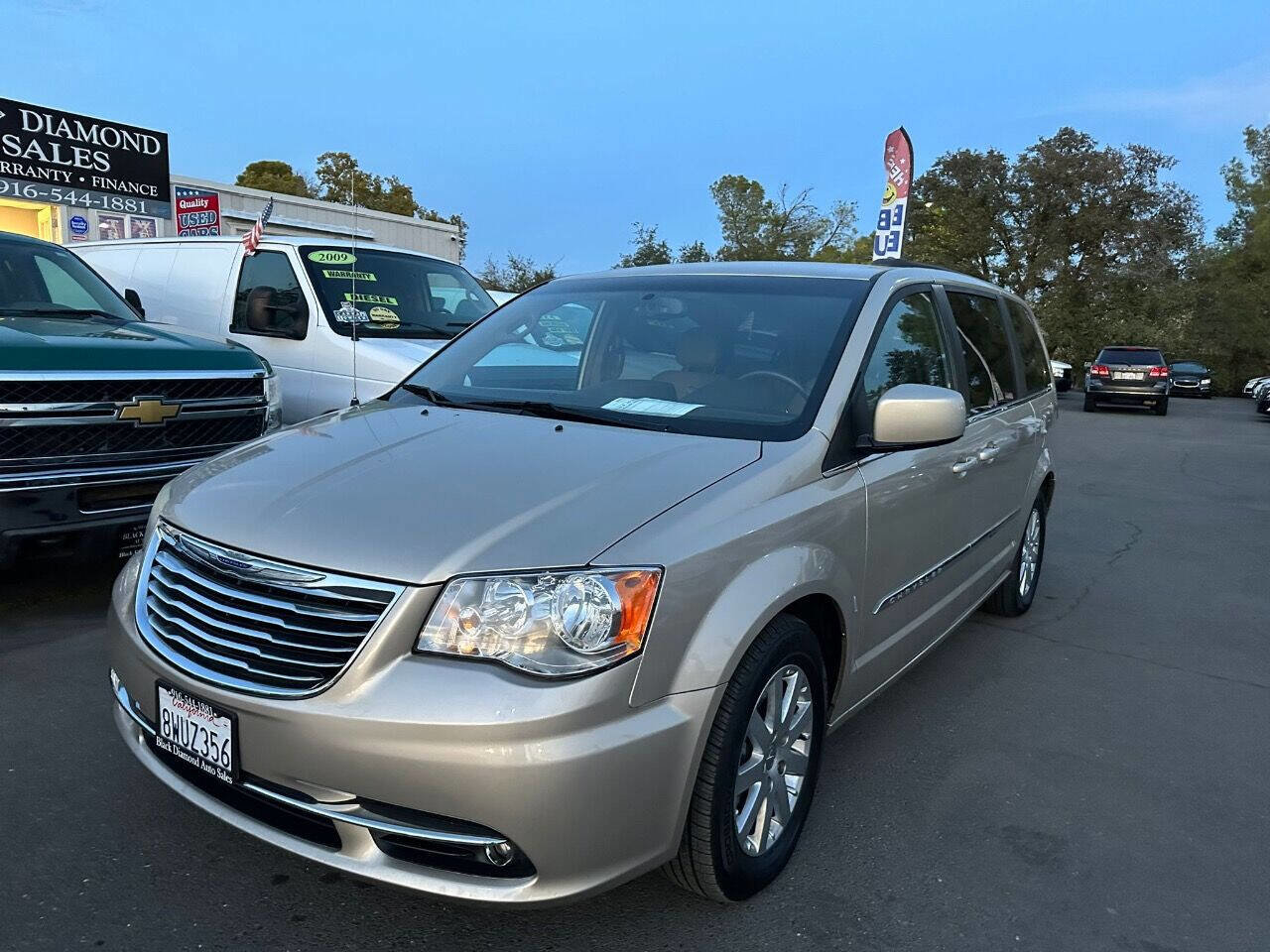 Used 2014 Chrysler Town & Country Touring FWD image 9