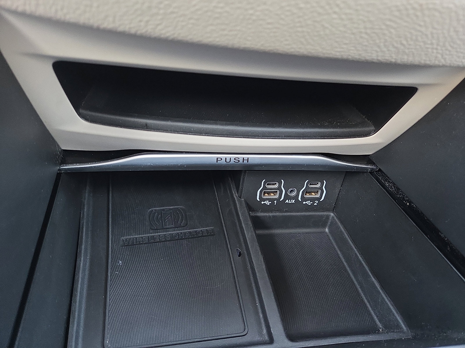 Used 2024 Chrysler Pacifica Limited image 16