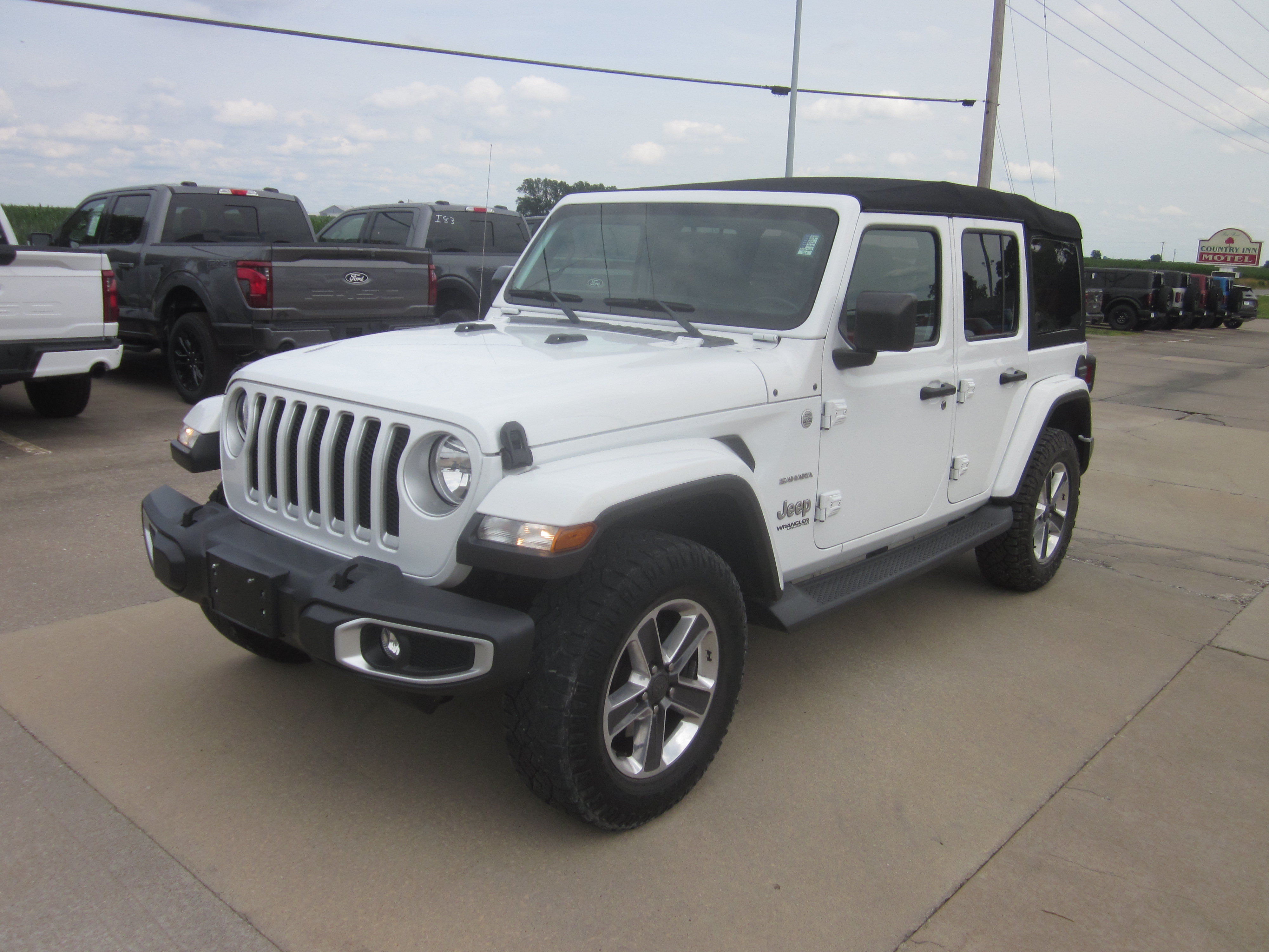 Used 2019 Jeep Wrangler Unlimited Sahara AWD/4WD image 3