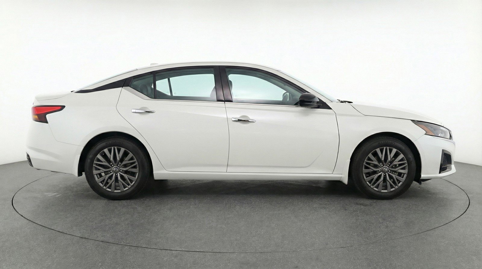 Used 2025 Nissan Altima 2.5 SV FWD image 11