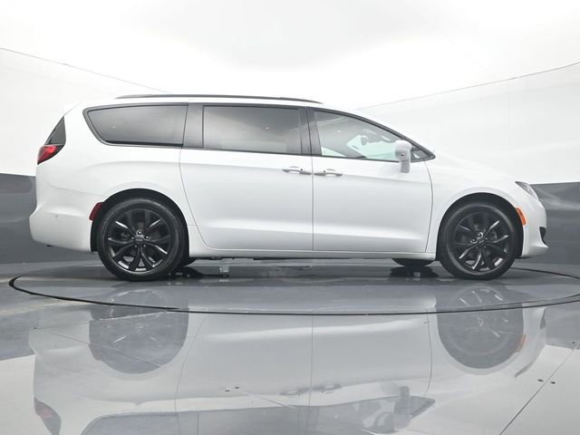 Used 2019 Chrysler Pacifica Touring-L w/ Advanced Safetytec Group image 12